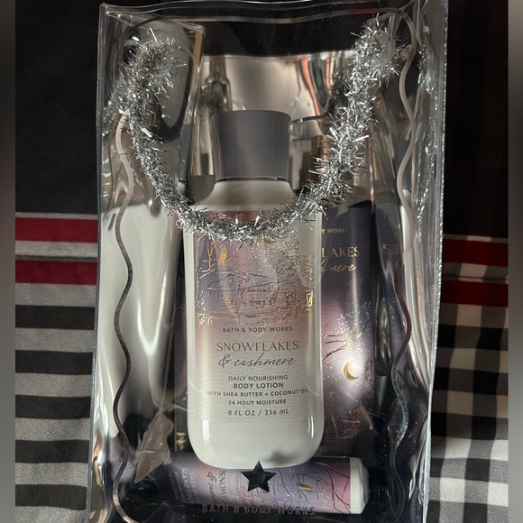 Bath and Body Works Snowflakes and Cashmere Body Set in Gift Bag - Picture 1 of 3